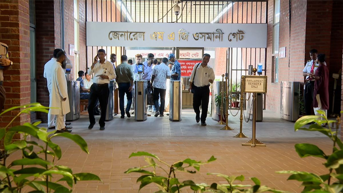 সংসদে সাত বীরশ্রেষ্ঠের নামে গ্যালারি, মূল ফটক এম এ জি ওসমানী