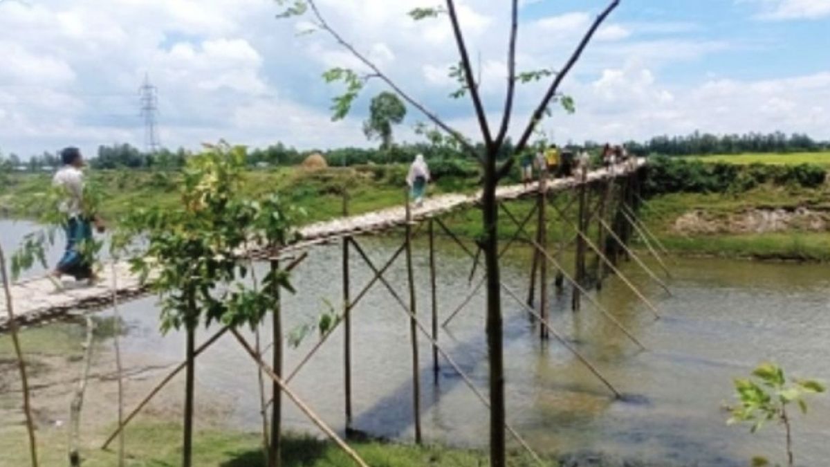 সাঁকোই ভরসা ২৫ হাজার মানুষের, সেতুর আশায় অপেক্ষা