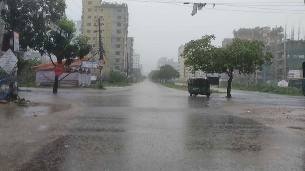 ঝুম বৃষ্টিতে ভিজছে রাজধানী