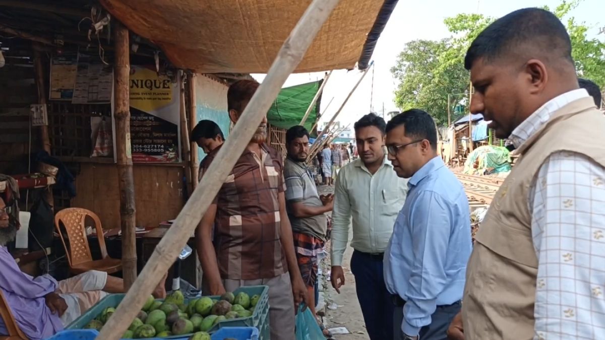 অপরিপক্ব আম বিক্রির দায়ে এক ফল ব্যবসায়ীকে ১ লাখ টাকা জরিমানা