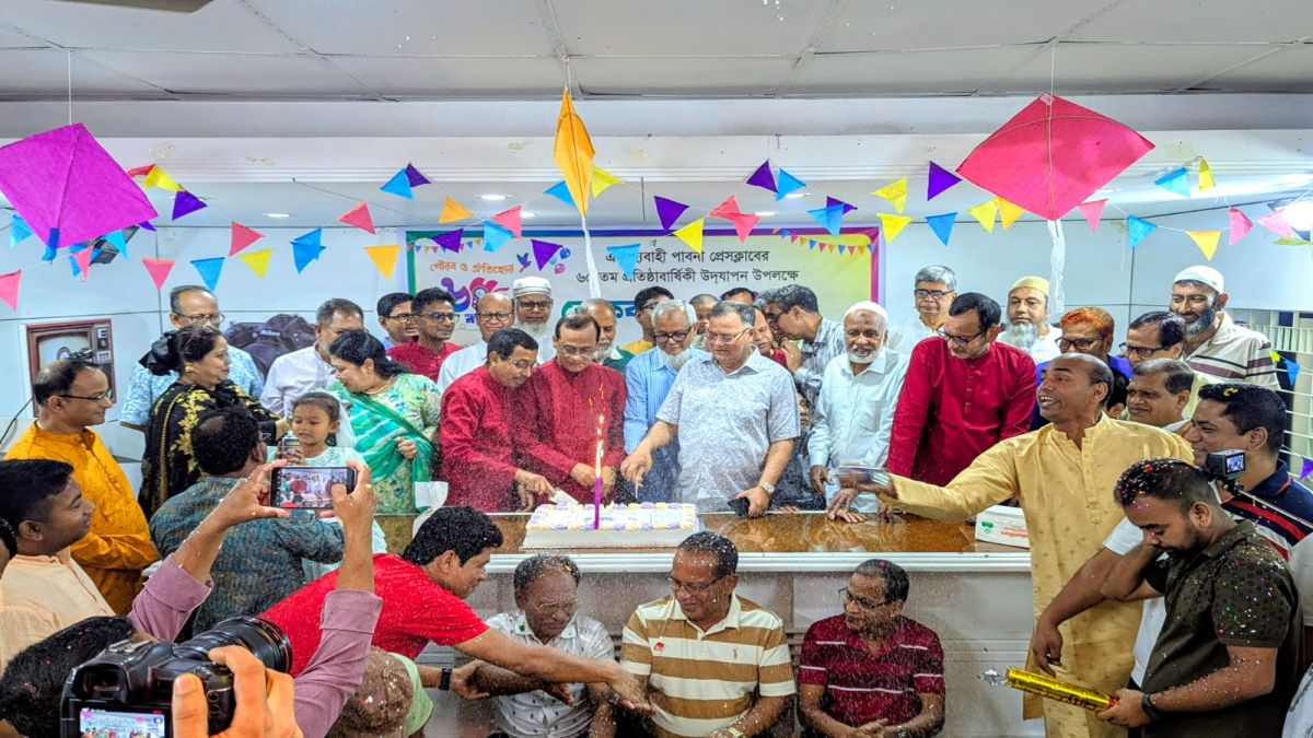 কেক কেটে পাবনা প্রেসক্লাবের ৬৫ তম বর্ষপূতির তিনদিনের বর্ণাঢ্য আয়োজন শুরু