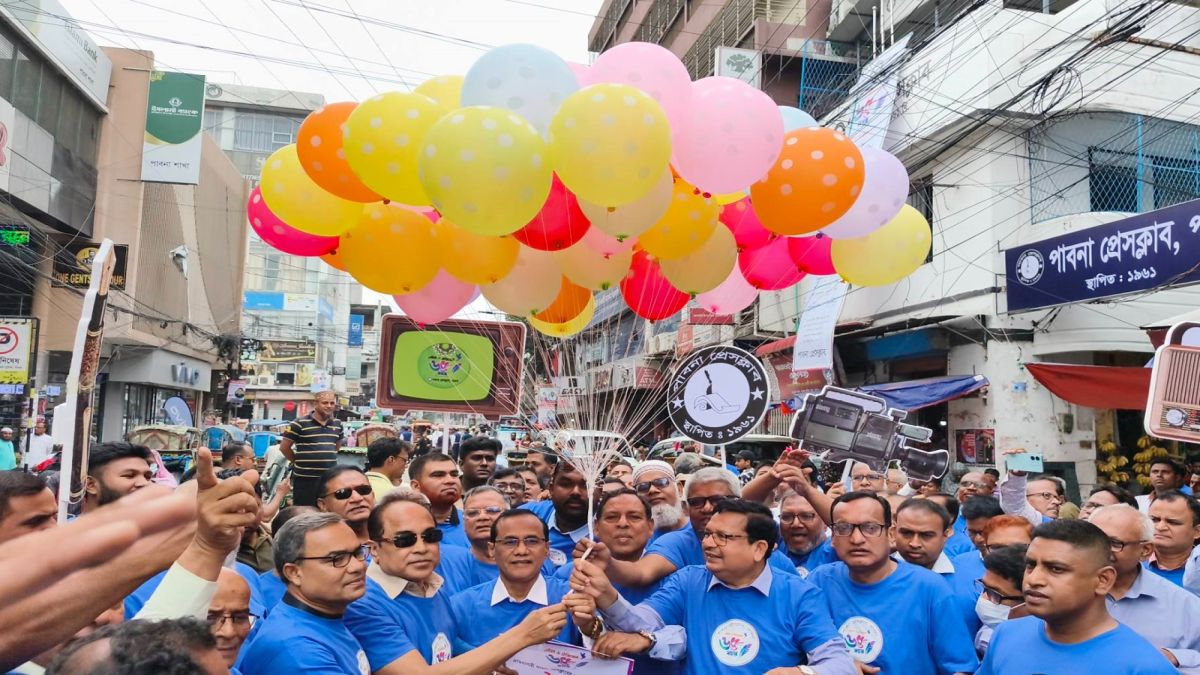 পাবনা প্রেসক্লাবের ৬৫তম বর্ষপূর্তিতে বর্ণাঢ্য আনন্দ শোভাযাত্রা