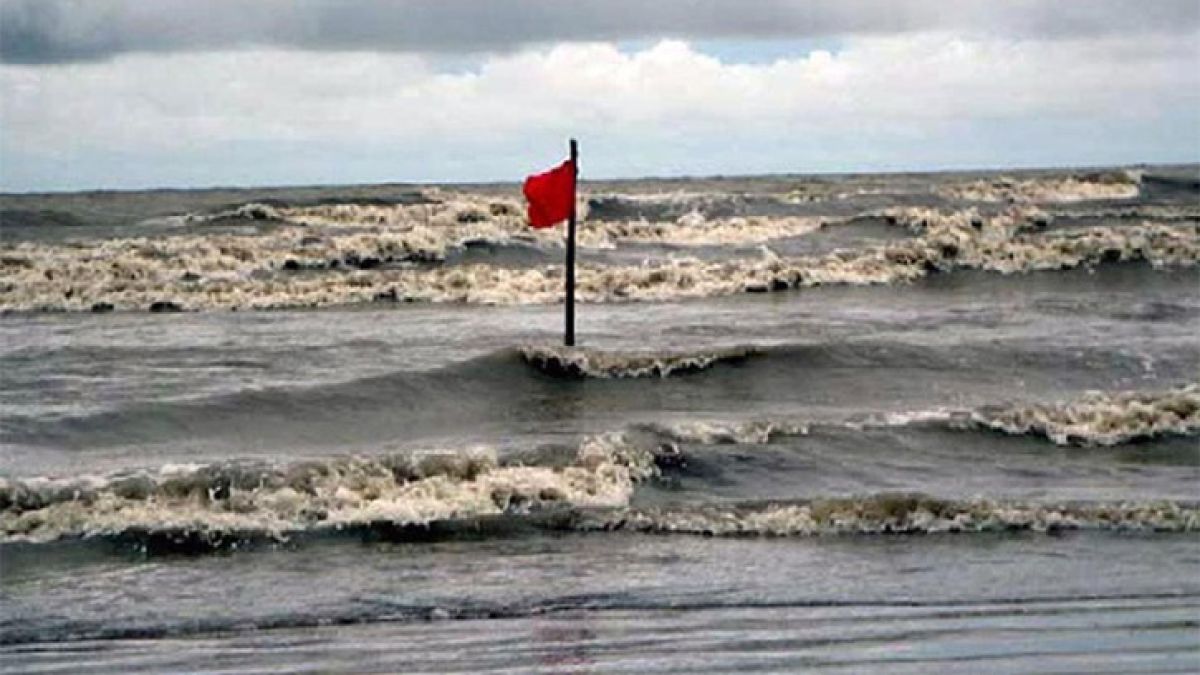 আট অঞ্চলের নদীবন্দরে সতর্কতা সংকেত