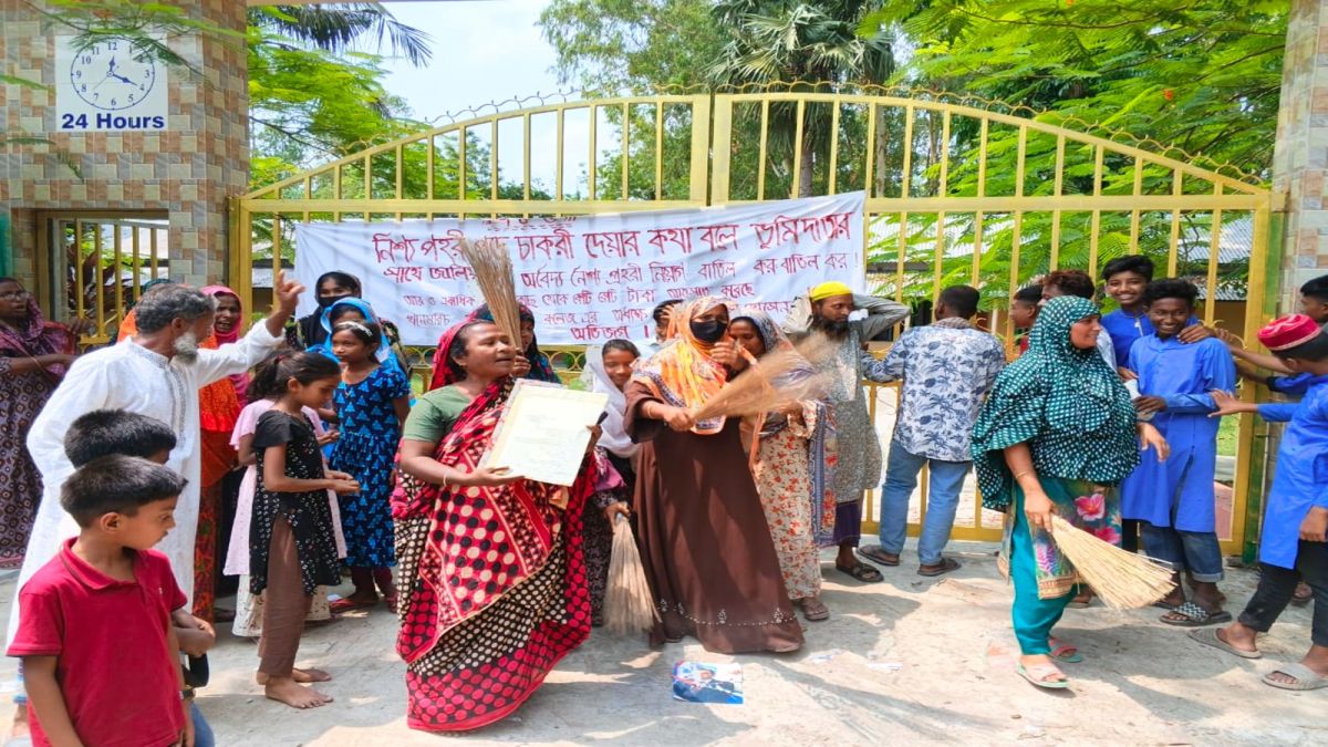২১ লাখ টাকা ঘুষ নিয়ে চাকরী না দেয়ার অভিযোগ অধ্যক্ষের বিরুদ্ধে; এলাকাবাসীর বিক্ষোভ
