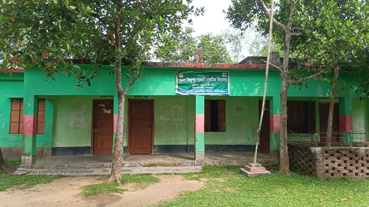সরকারি নিয়ম ছাড়া তালা ঝুলিয়ে বন্ধ স্কুল, ব্যক্তিগত কাজে ব্যস্ত শিক্ষক