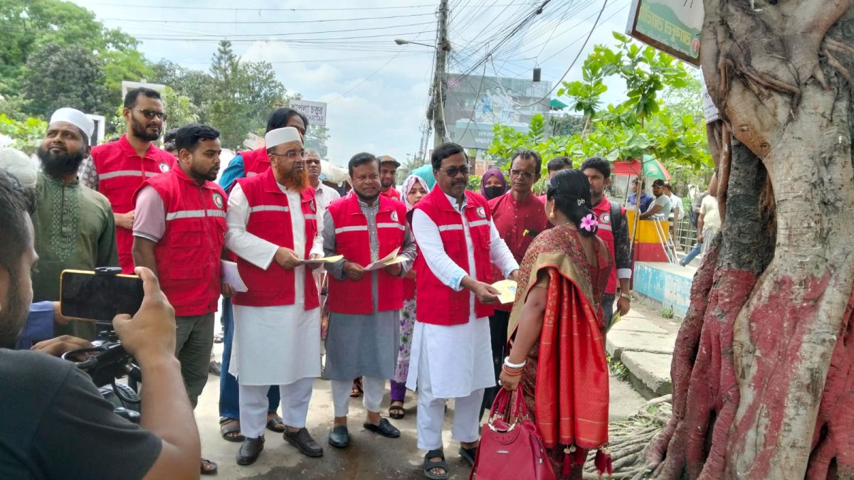 হাম-রুবেলা টিকাদান সচেতনতায় কুড়িগ্রামে রেড ক্রিসেন্টের লিফলেট বিতরণ