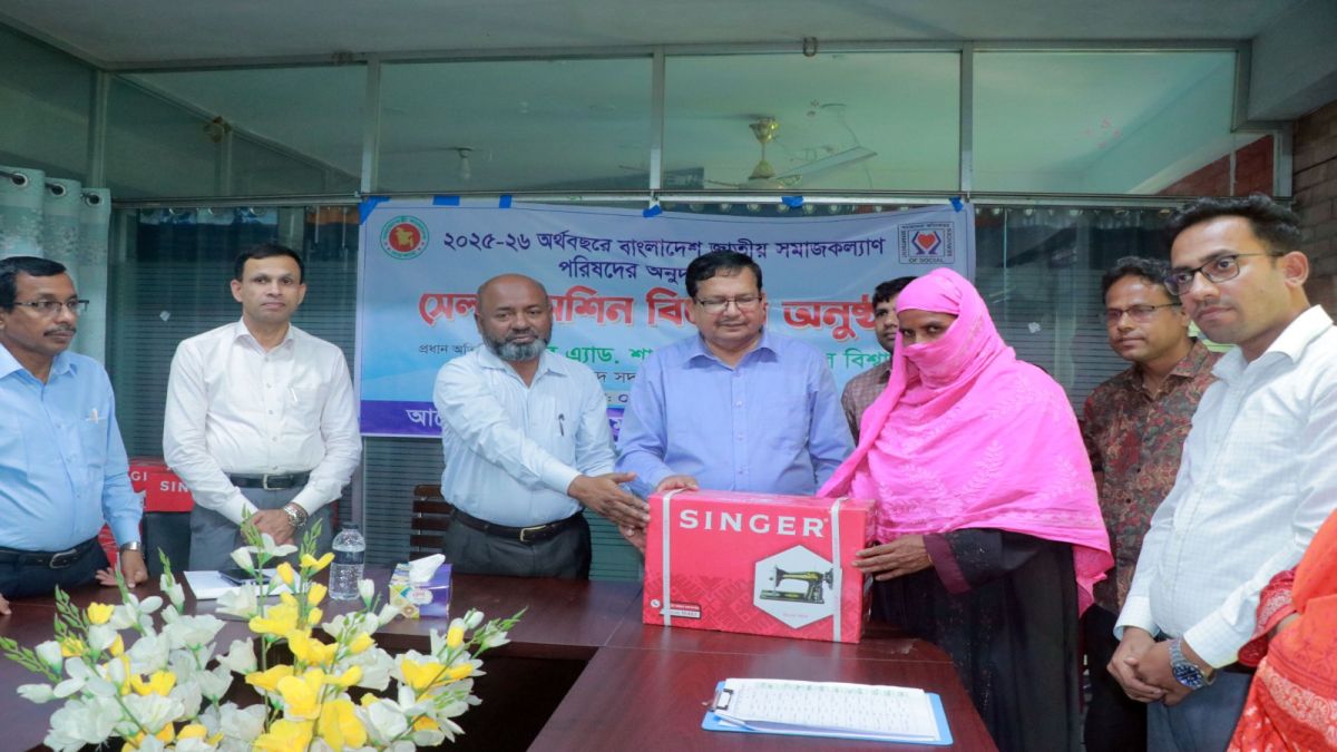 পাবনায় ১৬২ জন দুঃস্থ মহিলার মাঝে সেলাই মেশিন বিতরণ