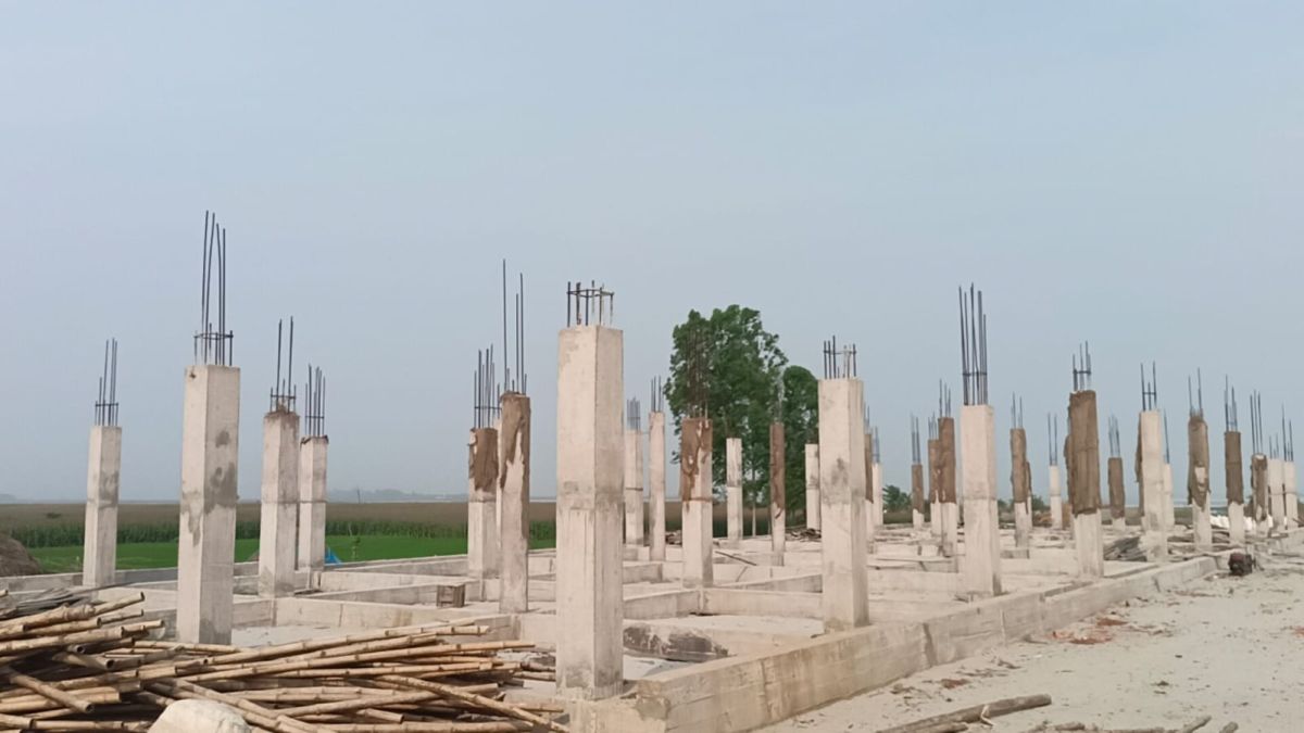 ৪০ কলামে থমকে সাড়ে ৮ কোটি টাকার আশ্রয় কেন্দ্র, দুর্ভোগে বানভাসি মানুষ