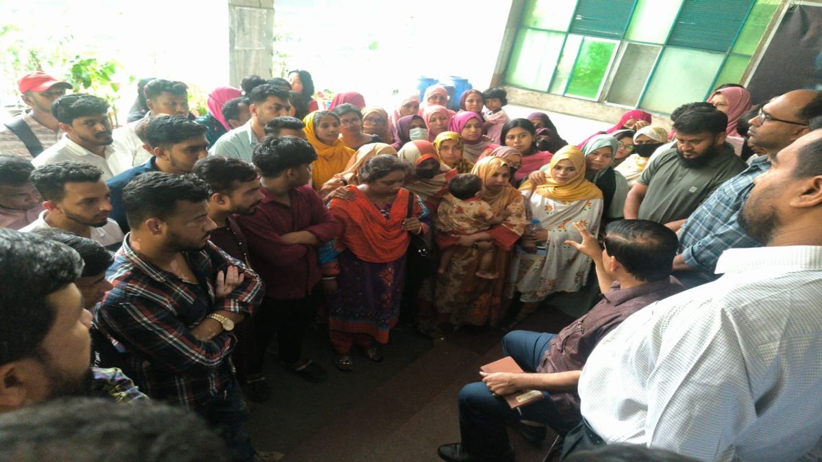নারী উদ্যোক্তাদের বিকাশ সাধন প্রকল্পের আউটসোর্সিং কর্মীদের বিক্ষোভ সমাবেশ