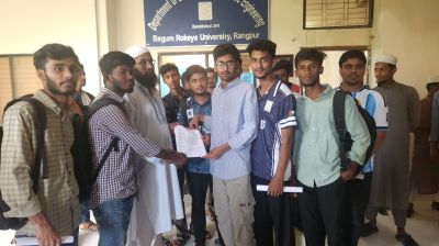 শিক্ষার্থীদের কাছ থেকে অতিরিক্ত ফি নেওয়ার অভিযোগ, স্মারকলিপি জমা