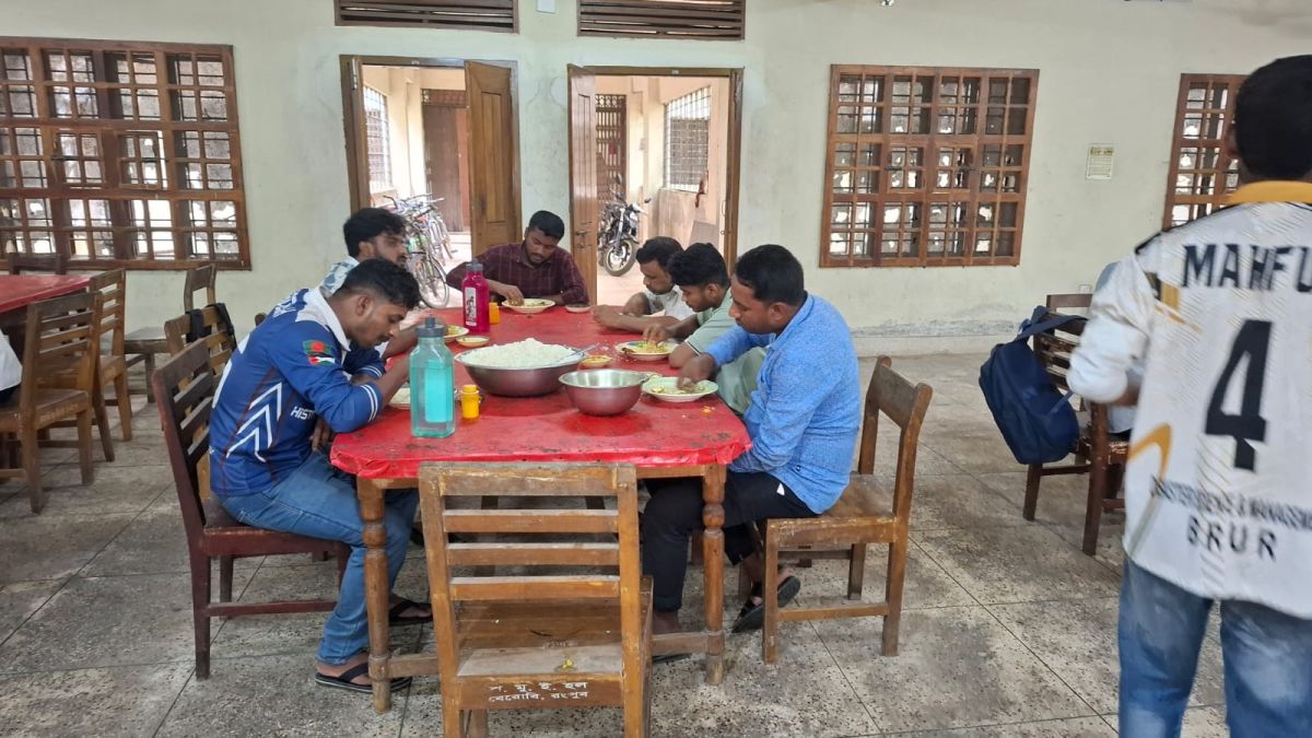 অস্বাস্থ্যকর পরিবেশে বেরোবির হল ডাইনিংয়ে চলছে শিক্ষার্থীদের খাওয়া-দাওয়া