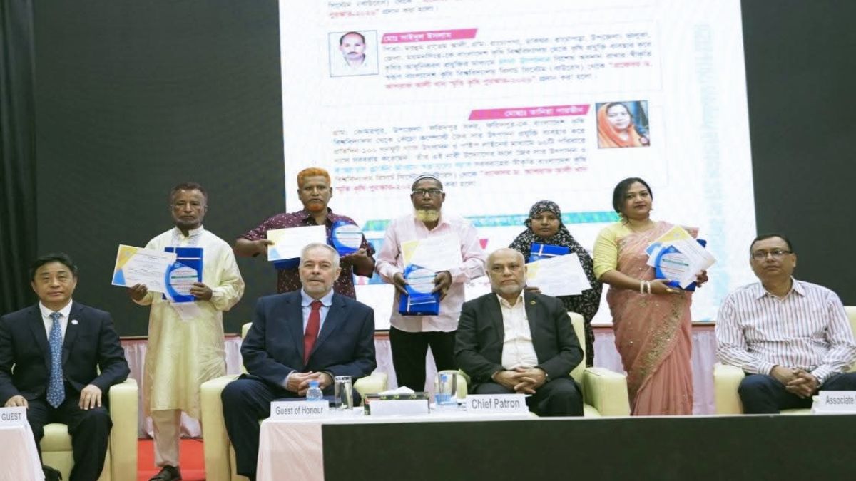 বাকৃবিতে ২৫ গবেষক ও ৬ কৃষককে সম্মাননা প্রদান