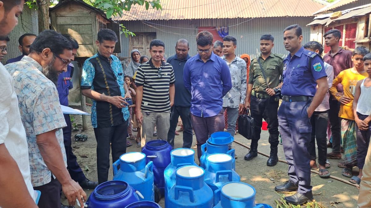 বহিষ্কৃত কৃষকদল নেতার বাড়ি থেকে বিপুল পরিমাণ ভেজাল দুধ তৈরির কেমিক্যাল জব্দ