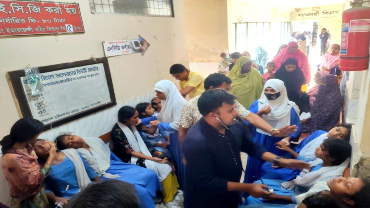বিদ্যালয়ে হঠাৎ করেই একের পর এক ছাত্রী অসুস্থ; হাসপাতালে ভর্তি ৬৫ জন