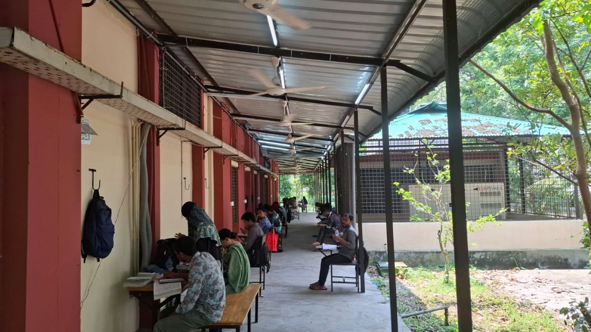 কেন্দ্রীয় লাইব্রেরিতে পড়ায় জায়গা নেই; বাইরে বসেই পড়ছেন বেরোবির শিক্ষার্থীরা