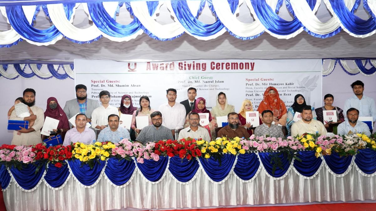 পাবিপ্রবির ৩৮ শিক্ষার্থী ডিনস ও ৬ শিক্ষক পেলেন ভাইস চ্যান্সেলর অ্যাওয়ার্ড