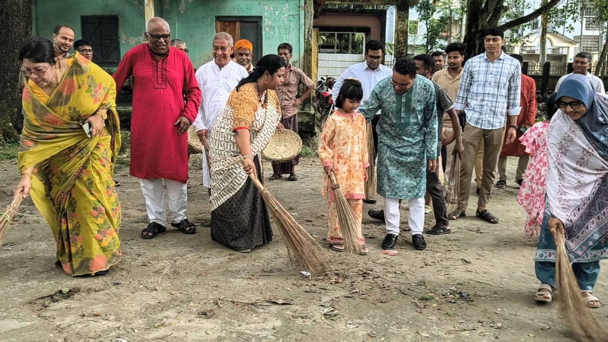 স্বাস্থ্যকর নগরী গড়তে কুড়িগ্রামে বিশেষ পরিচ্ছন্নতা অভিযান