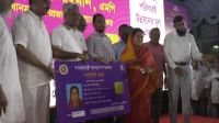 যশোরে ২০৪২ পরিবারের মাঝে ফ্যামিলি কার্ড বিতরণ উদ্বোধন