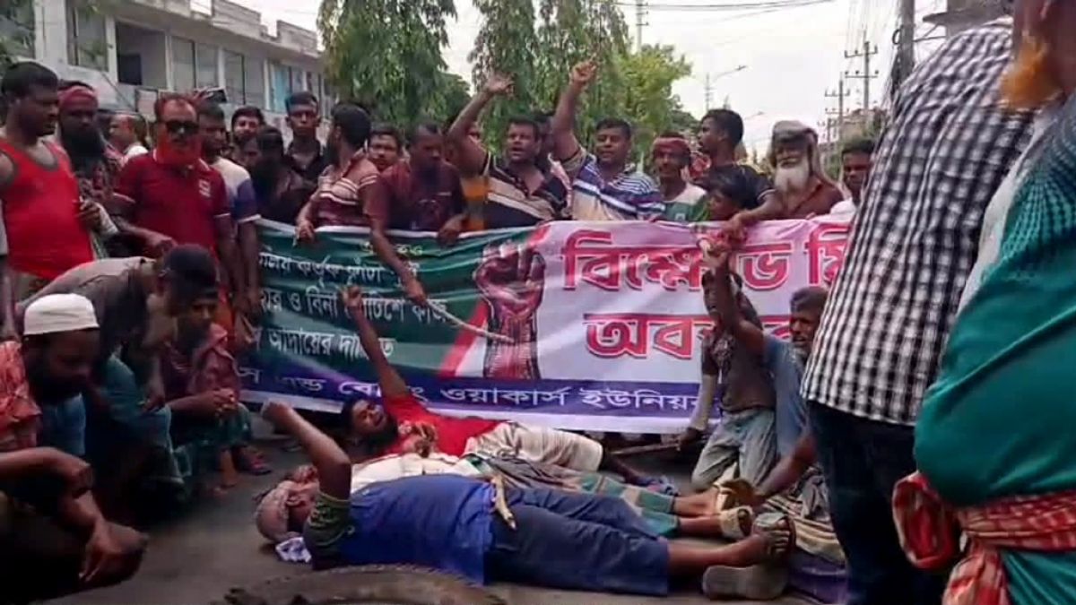 কাঁচা পাট রপ্তানিতে শর্ত আরোপ: প্রতিবাদে খুলনায় শ্রমিক বিক্ষোভ, অবরোধ-ভাঙচুর