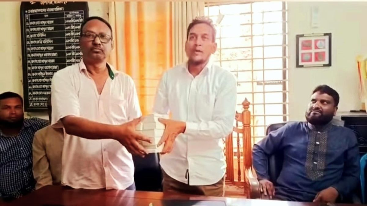 বিএনপি নেতাদের হাতে ঈদের ভিজিএফের চাল তুলে দিলেন চেয়ারম্যান