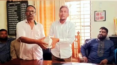 বিএনপি নেতাদের হাতে ঈদের ভিজিএফের চাল তুলে দিলেন চেয়ারম্যান