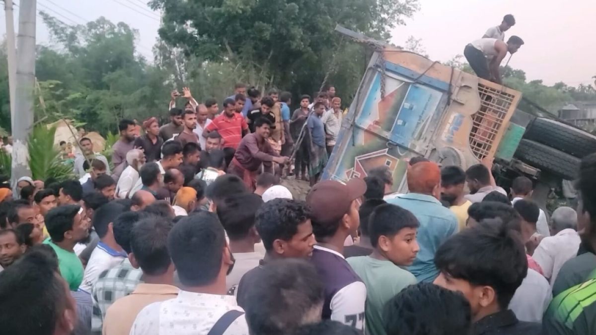 ট্রাক-মিথিলা গাড়ির মুখোমুখি সংঘর্ষে প্রাণ গেল ২ জনের
