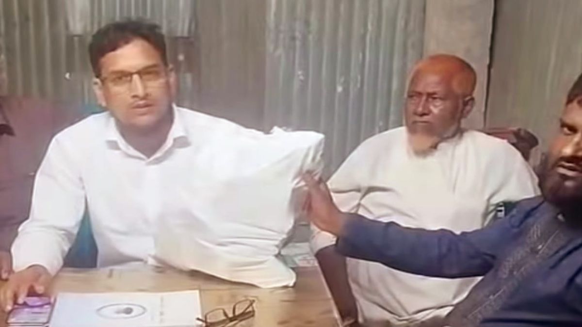জামালপুরে বিতর্কের মুখে চেয়ারম্যানকে ৪ হাজার ভিজিএফ কার্ড ফেরত দিল বিএনপি নেতারা