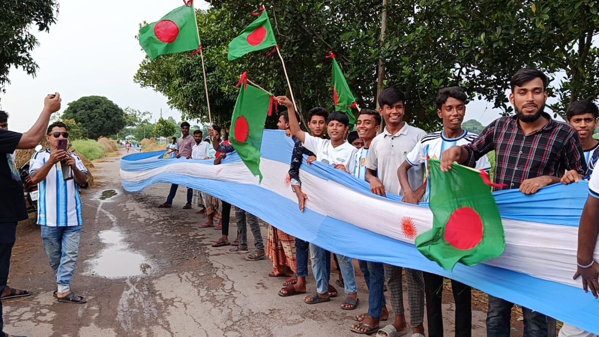 ২০২২ ফুট দৈর্ঘ্যের আর্জেন্টিনার পতাকা তৈরি করেছে সমর্থকরা
