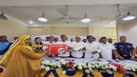 বসুন্ধরা শুভসংঘের শিবপুরে সেলাই মেশিন বিতরণ