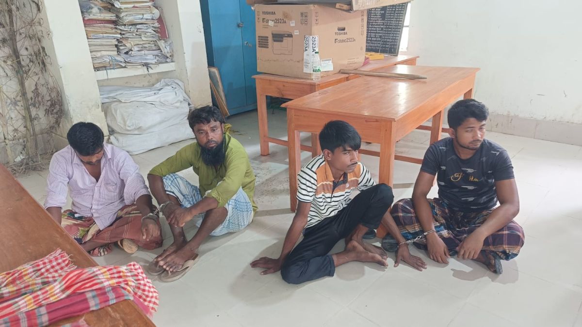 কুড়িগ্রাম  ৮টি ভারতীয়  গরু ও ৪ জন আটক, পুলিশের সঙ্গে বাকবিতণ্ডা
